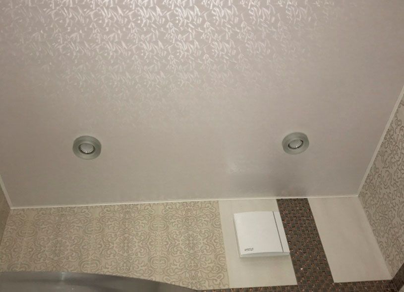 Установка фактурного натяжного потолка