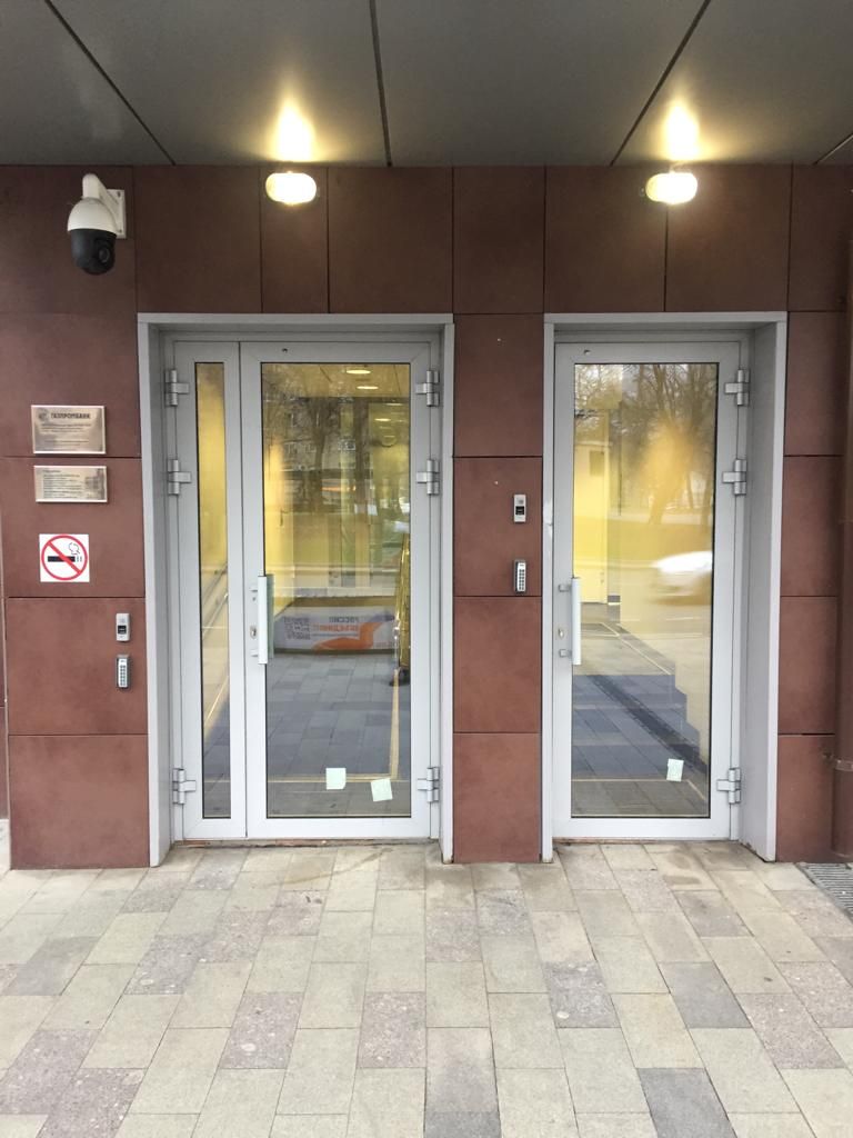 Установка алюминиевой двери КПТ 74