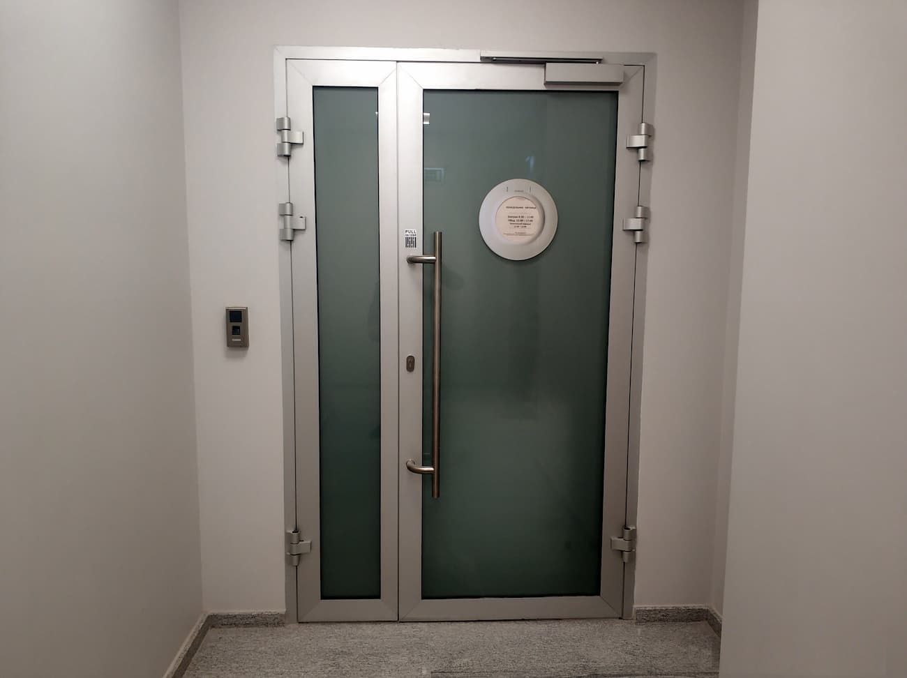 Установка алюминиевой двери KRWD64