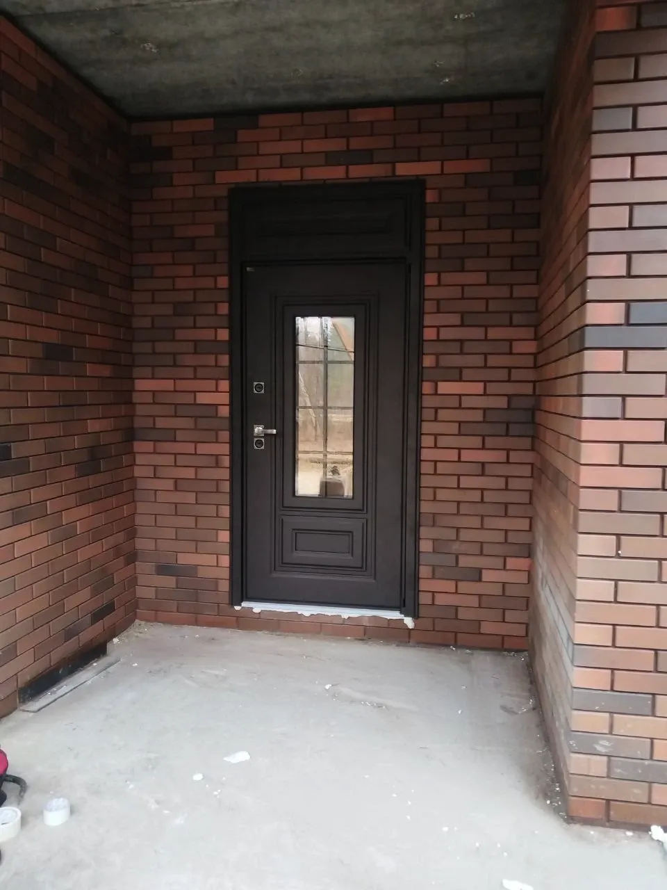 Установка входной двери в коттедж