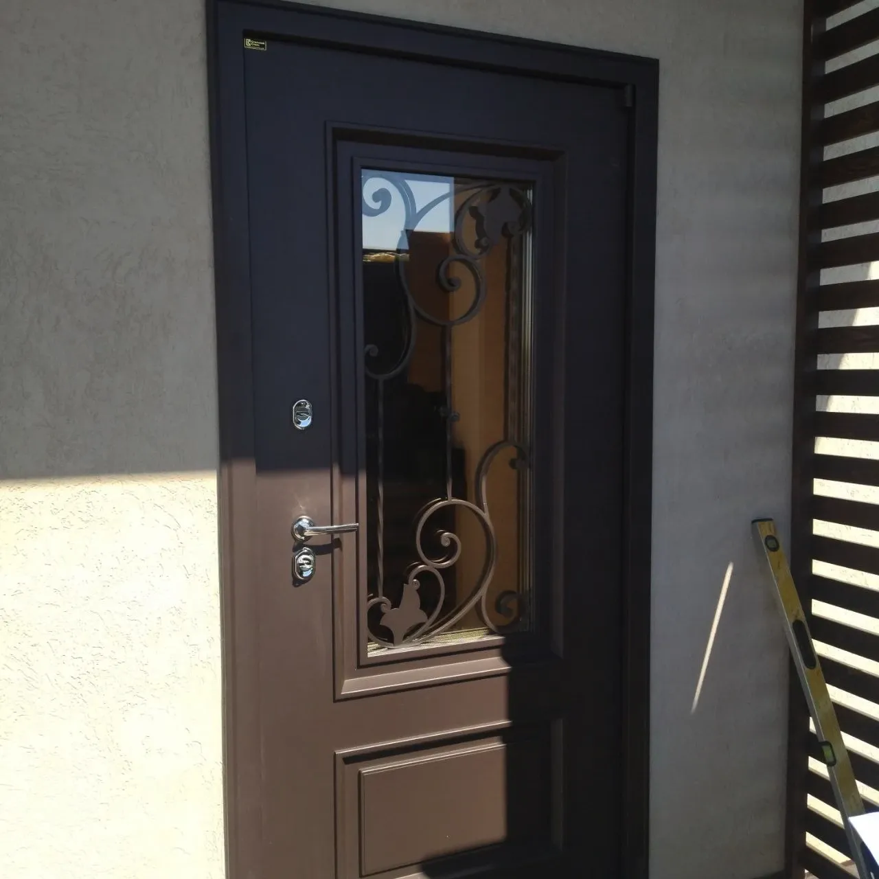 Установка входной двери в коттедж