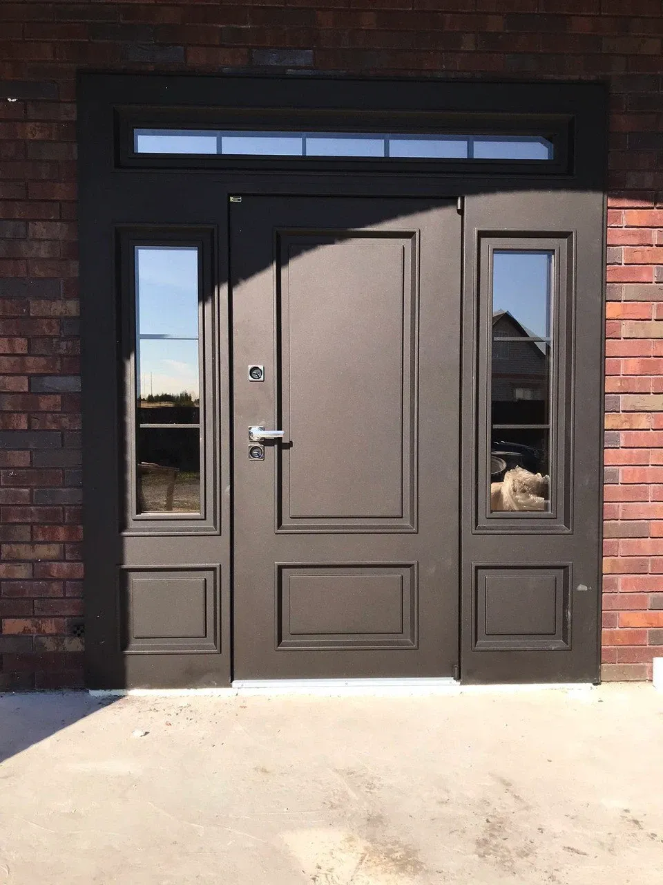 Установка входной двери в коттедж